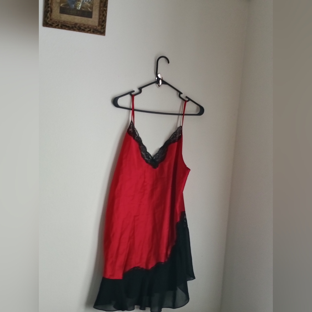 Secret Treasures Intimates Women XL Red and Black Chemise Sleepwear Lace Nightie